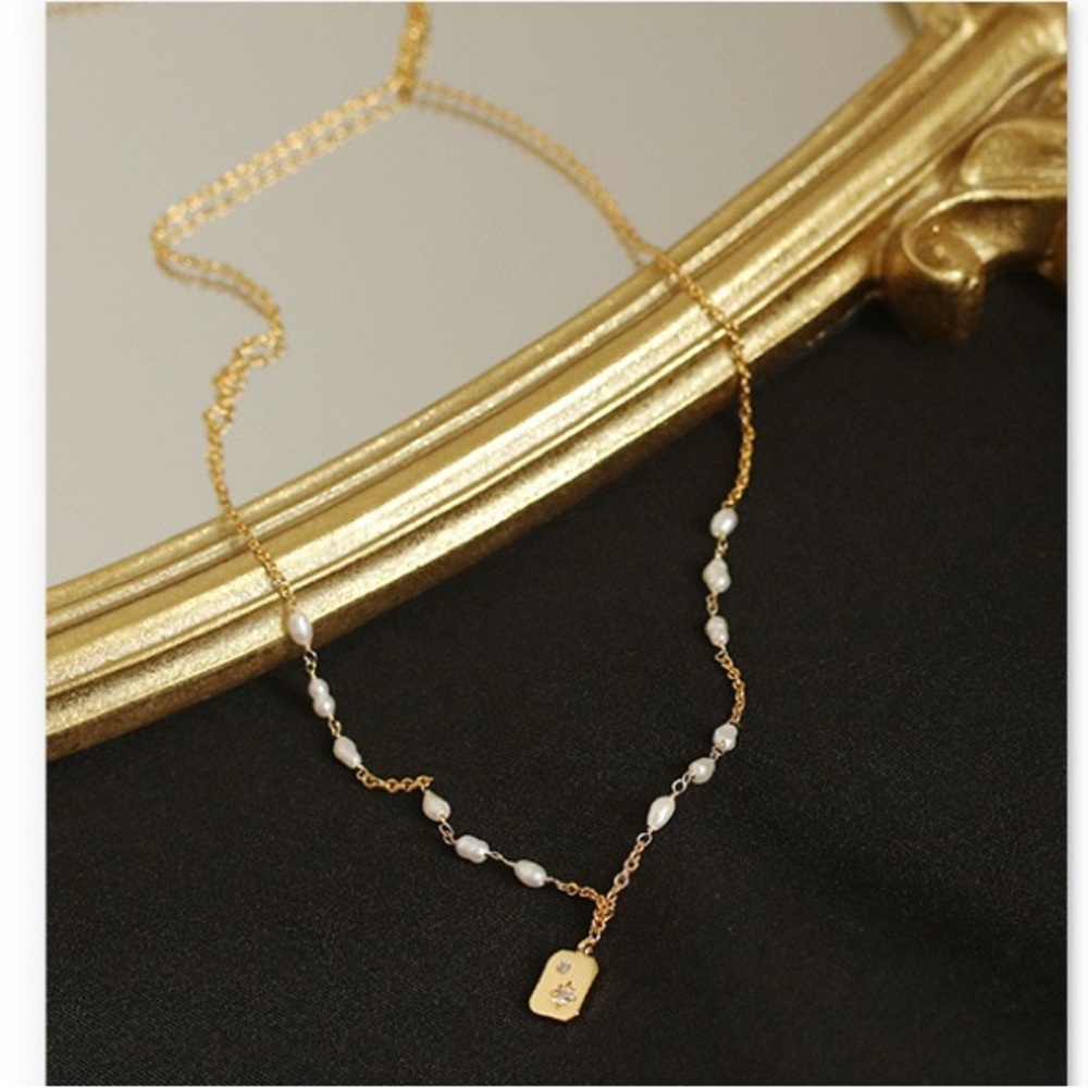 Elegant Gold and Pearl Dainty Necklace‎ Minimalist